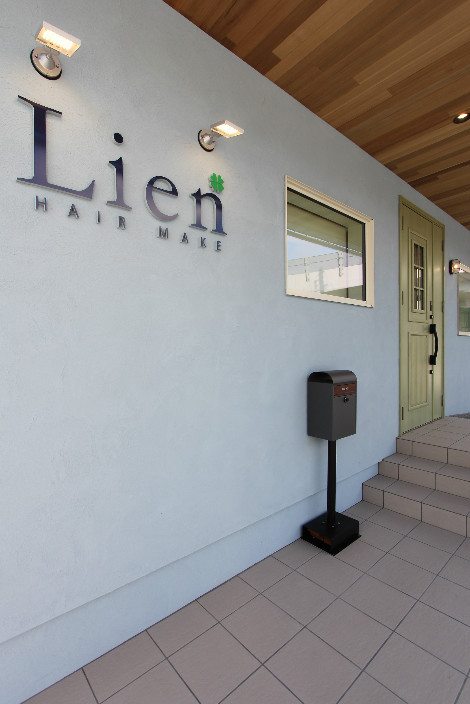 入り口はこの赤のドアが目印です。ようこそHair Make Lienへ！